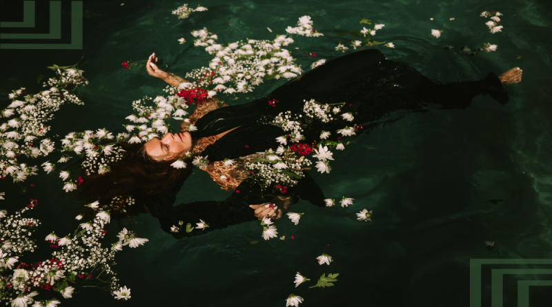 девушка в реке красивая девушка в реке цветы река