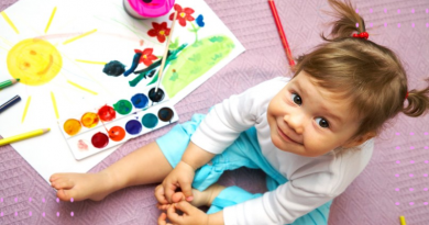 ребенок рисут девочка рисует детский рисунок