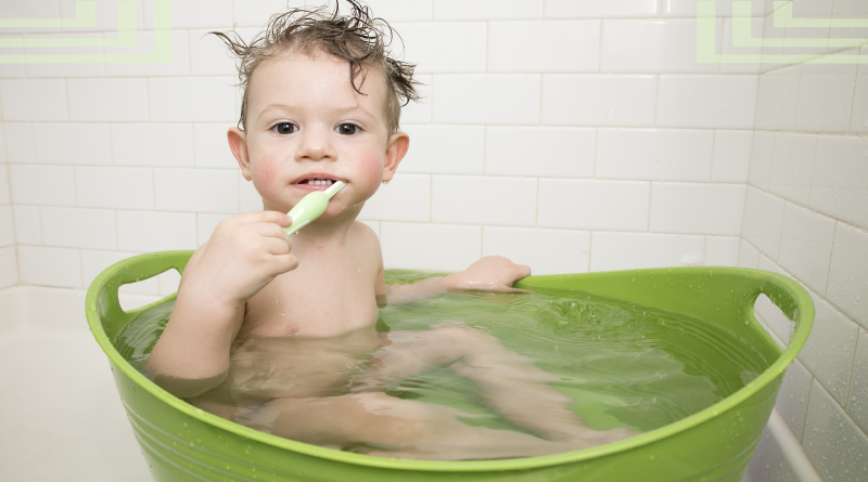 купание ребенка мальчик купается в тазу репродуктивное здоровье мальчиков