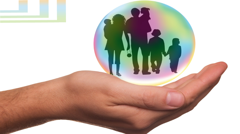 шар в руке шар с изображением людей в руке семья