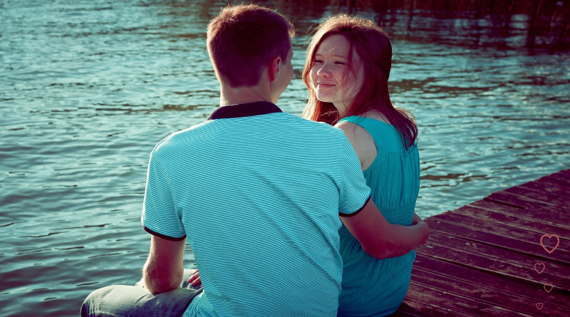 парень и девушка возле воды
