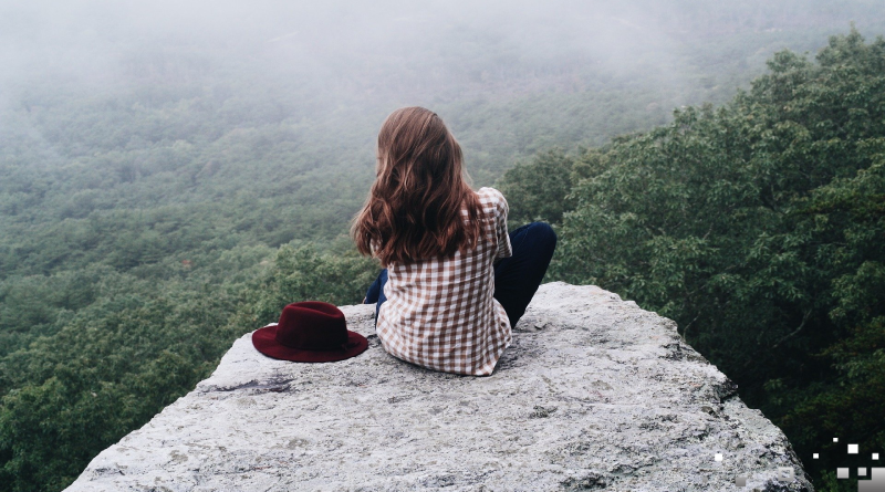 девушка на природе деквушка сидит на камне природа горы камень